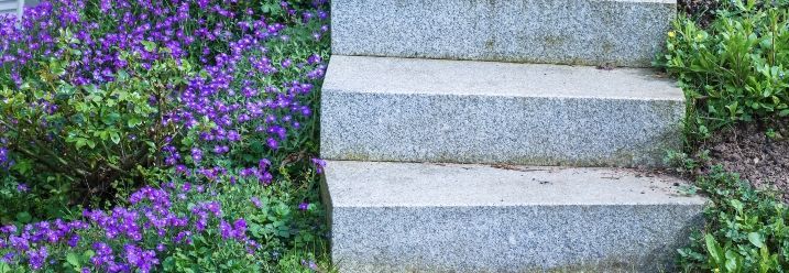 graue Blockstufen Treppe in Garten
